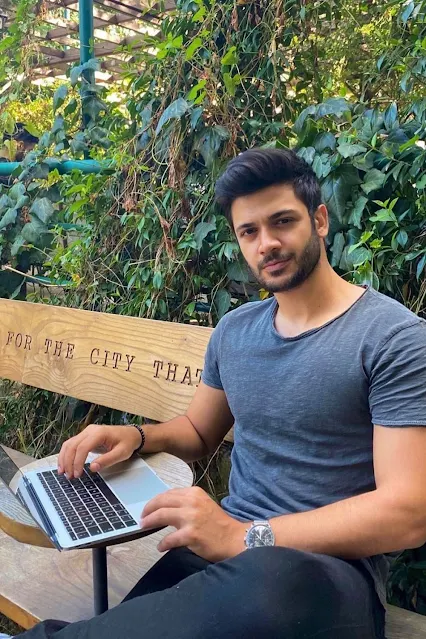 صور شباب مع لاب توب صور شباب مع لاب توب